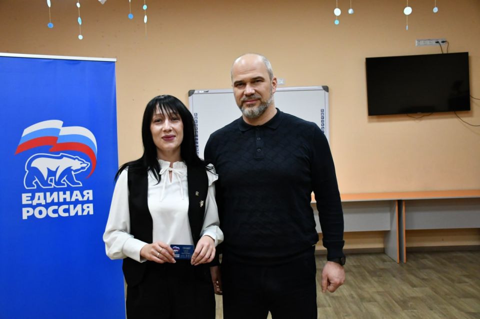 11 декабря глава муниципального образования городского округа Дебальцево, секретарь местного отделения Всероссийской политической партии «Единая Россия» Сергей Желновач торжественно вручил членские билеты и нагрудные значки... 11 декабря глава муниципального образования городского округа Дебальцево, секретарь местного отделения Всероссийской политической партии «Единая Россия» Сергей Желновач торжественно вручил членские билеты и нагрудные значки...