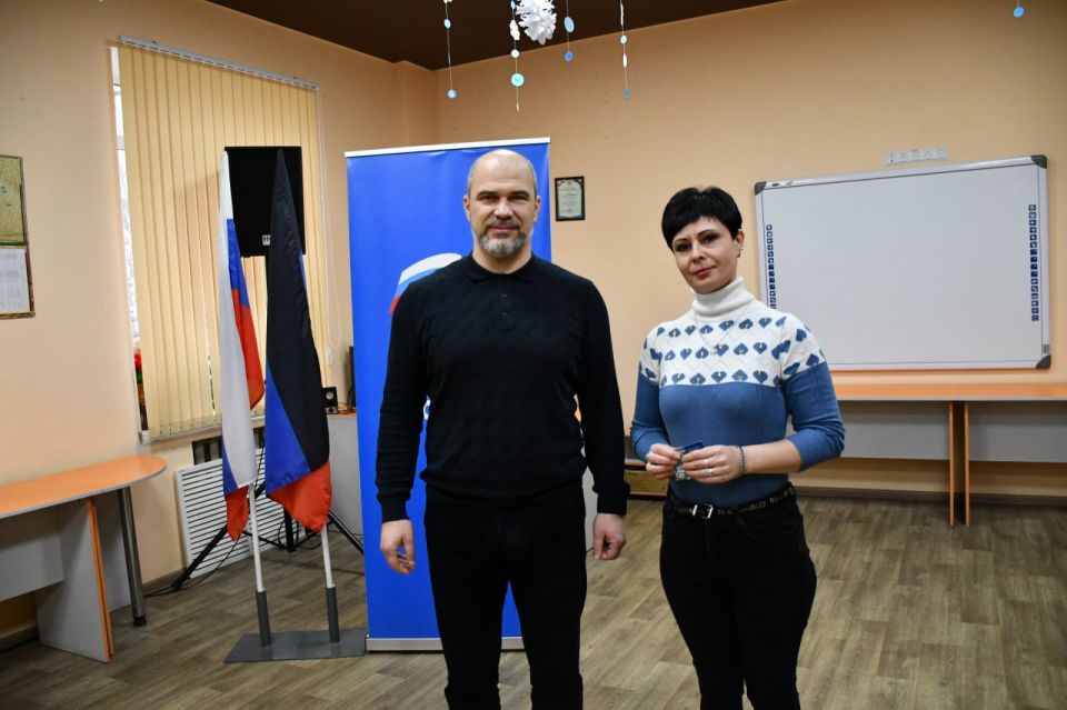 11 декабря глава муниципального образования городского округа Дебальцево, секретарь местного отделения Всероссийской политической партии «Единая Россия» Сергей Желновач торжественно вручил членские билеты и нагрудные значки... 11 декабря глава муниципального образования городского округа Дебальцево, секретарь местного отделения Всероссийской политической партии «Единая Россия» Сергей Желновач торжественно вручил членские билеты и нагрудные значки...