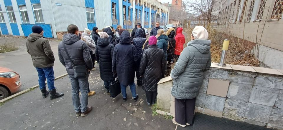 Валентин Левченко: Заместитель главы администрации городского округа Донецк Тимур Артеменко провел сегодня встречу с сотрудниками клиентской службы Социального фонда России в Киевском районе г. Донецка Валентин Левченко: Заместитель главы администрации городского округа Донецк Тимур Артеменко провел сегодня встречу с сотрудниками клиентской службы Социального фонда России в Киевском районе г. Донецка