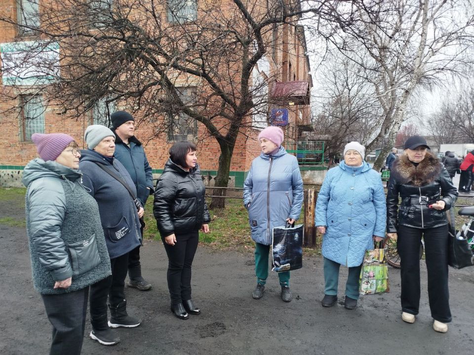 11 декабря заведующий Рассыпнянским территориальным сектором Александра Кендысь, провела встречу с населением по улице Курская, д. 23 11 декабря заведующий Рассыпнянским территориальным сектором Александра Кендысь, провела встречу с населением по улице Курская, д. 23