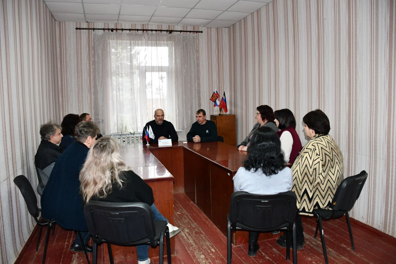 Сегодня, 11 декабря, глава муниципального образования городского округа Дебальцево, секретарь МО Всероссийской политической партии «Единая Россия» встретился с трудовым коллективом участка ГУП ДНР "Вода Донбасса" в пгт... Сегодня, 11 декабря, глава муниципального образования городского округа Дебальцево, секретарь МО Всероссийской политической партии «Единая Россия» встретился с трудовым коллективом участка ГУП ДНР "Вода Донбасса" в пгт...