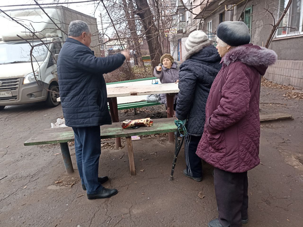 Игорь Мартынов: Встречи с населением. 11 декабря заместитель главы администрации муниципального образования городского округа Енакиево Сергей Божик провел выездные встречи с населением по адресам: г. Енакиево, пр. Ленина, д.... Игорь Мартынов: Встречи с населением. 11 декабря заместитель главы администрации муниципального образования городского округа Енакиево Сергей Божик провел выездные встречи с населением по адресам: г. Енакиево, пр. Ленина, д....