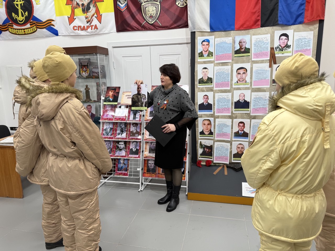 В Волновахском окружном историко-краеведческом музее открыта выставка «Героев помним имена», приуроченная ко Дню Героев Отечества В Волновахском окружном историко-краеведческом музее открыта выставка «Героев помним имена», приуроченная ко Дню Героев Отечества