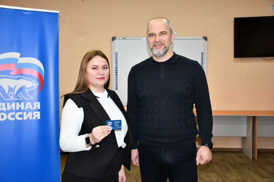 11 декабря глава муниципального образования городского округа Дебальцево, секретарь местного отделения Всероссийской политической партии «Единая Россия» Сергей Желновач торжественно вручил членские билеты и нагрудные значки... 11 декабря глава муниципального образования городского округа Дебальцево, секретарь местного отделения Всероссийской политической партии «Единая Россия» Сергей Желновач торжественно вручил членские билеты и нагрудные значки...