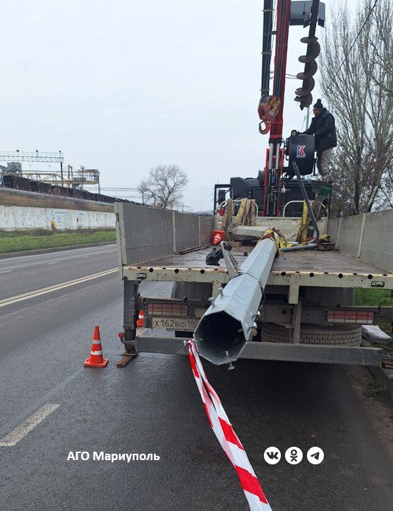 В Жовтневом районе Мариуполя энергетики провели ревизию шкафов управления освещением В Жовтневом районе Мариуполя энергетики провели ревизию шкафов управления освещением