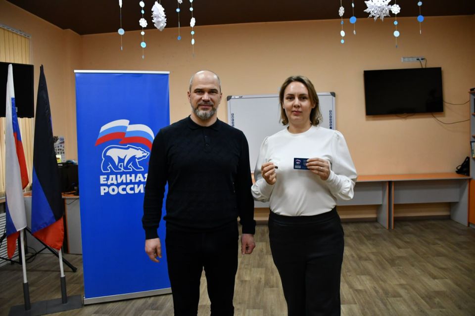 11 декабря глава муниципального образования городского округа Дебальцево, секретарь местного отделения Всероссийской политической партии «Единая Россия» Сергей Желновач торжественно вручил членские билеты и нагрудные значки... 11 декабря глава муниципального образования городского округа Дебальцево, секретарь местного отделения Всероссийской политической партии «Единая Россия» Сергей Желновач торжественно вручил членские билеты и нагрудные значки...