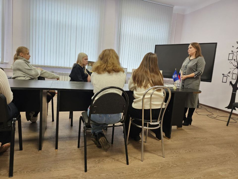 Встреча с прекрасным: художница Наталья Майборода поделилась секретами мастерства с учениками первой школы Ясиноватой! Встреча с прекрасным: художница Наталья Майборода поделилась секретами мастерства с учениками первой школы Ясиноватой!