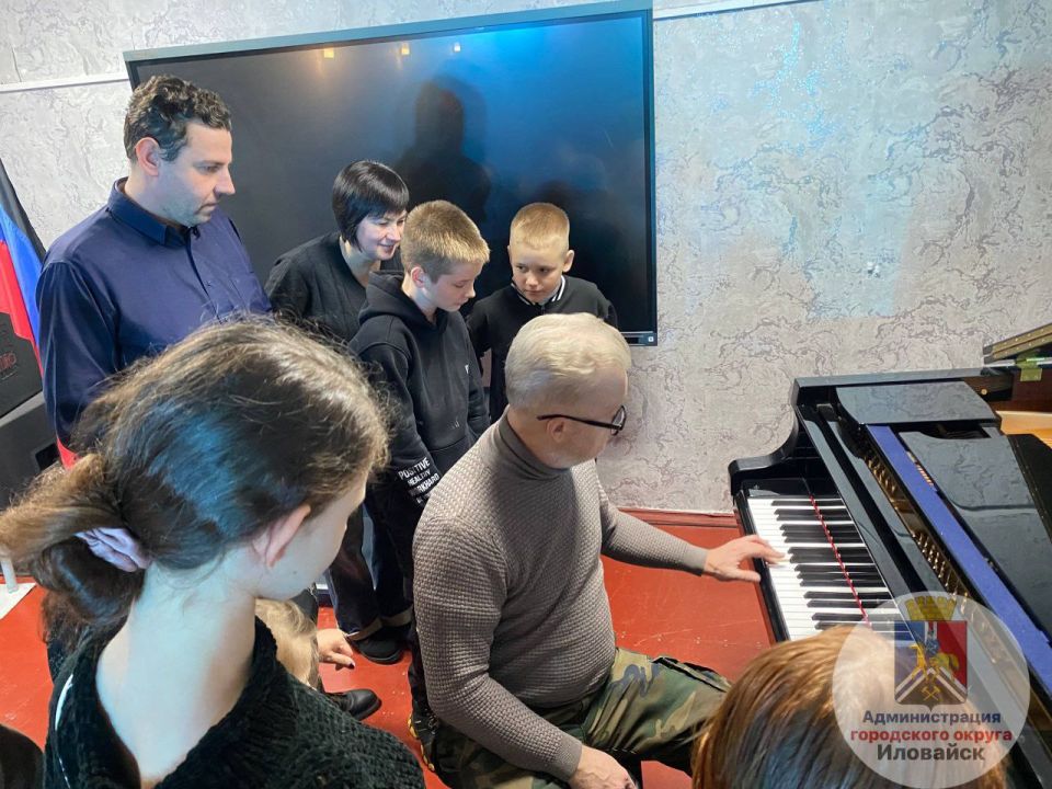 Денис Зубов: Сегодня в МБУДО «Детская школа искусств» состоялся концерт пианиста, певца, композитора – «российского короля рок-н-ролла» Дениса Мажукова Денис Зубов: Сегодня в МБУДО «Детская школа искусств» состоялся концерт пианиста, певца, композитора – «российского короля рок-н-ролла» Дениса Мажукова