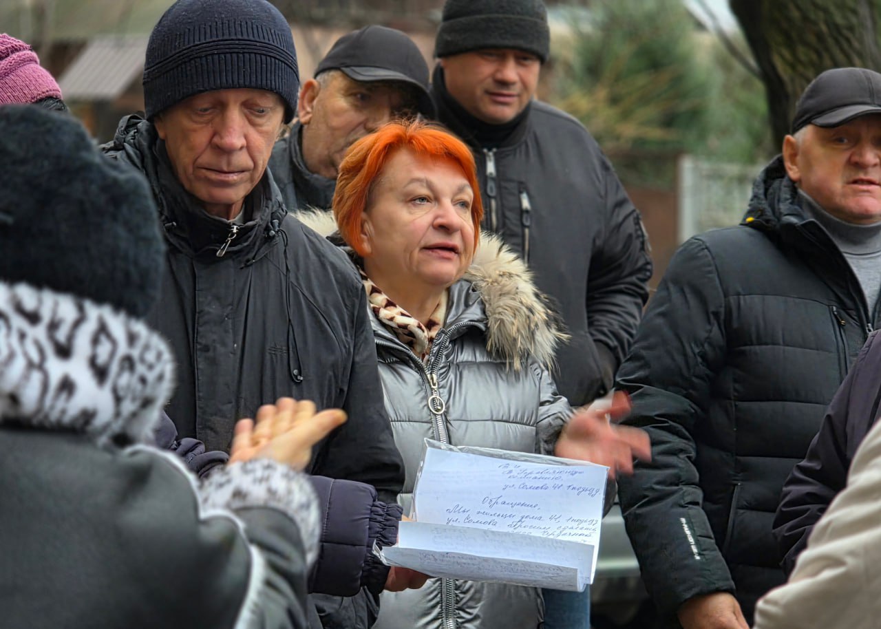 Иван Адамец: Первый заместитель руководителя Управы Куйбышевского района Алина Волкова и депутаты Донецкого городского совета встретились с жителями дома №39 по улице Сомова Иван Адамец: Первый заместитель руководителя Управы Куйбышевского района Алина Волкова и депутаты Донецкого городского совета встретились с жителями дома №39 по улице Сомова