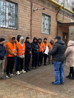 12 декабря сотрудники Администрации городского округа Харцызск провели встречу с трудовыми мигрантами из центрально-азиатского региона в рамках программы интеграции иностранцев, направленной на улучшение условий проживания и...