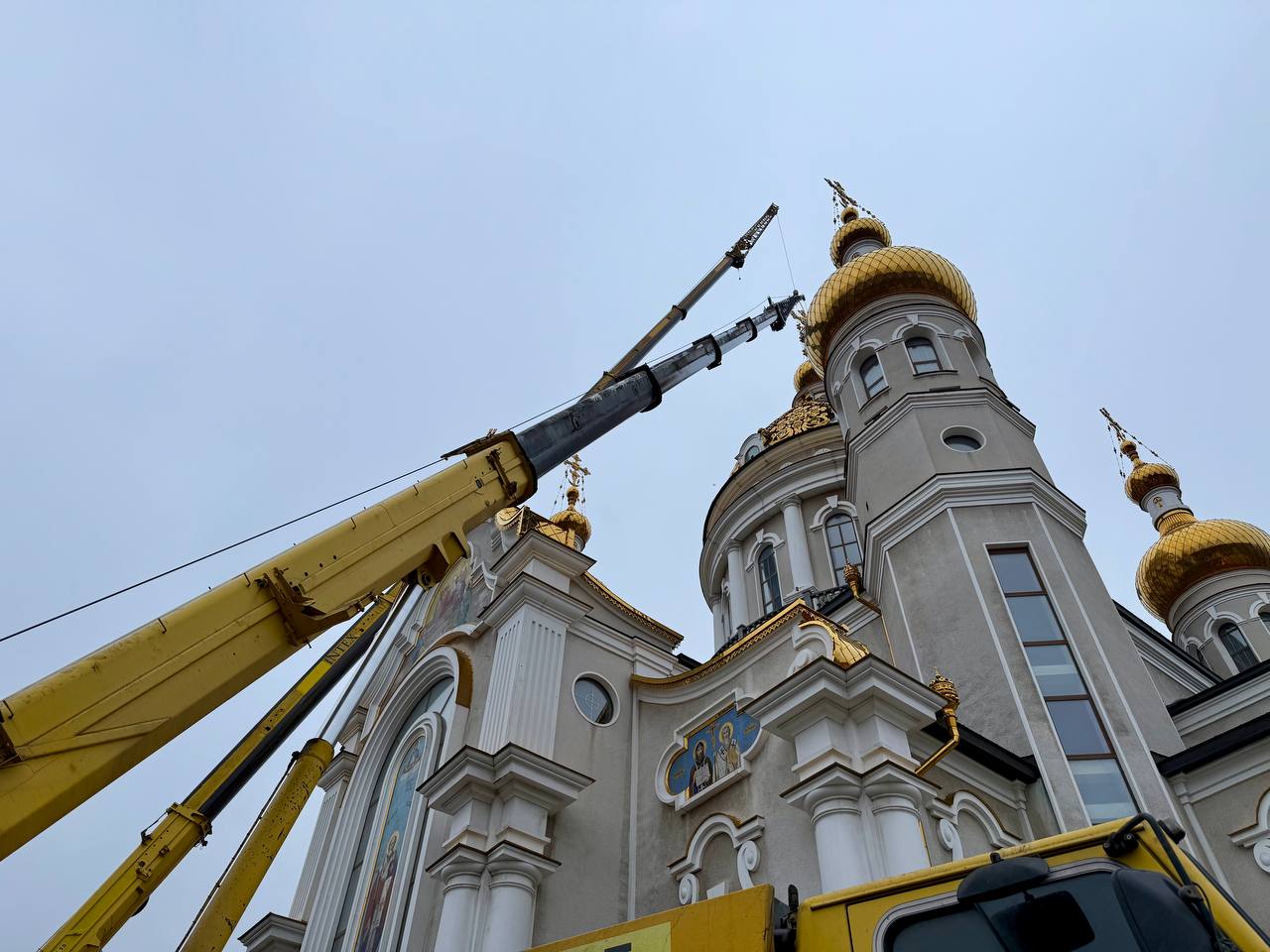Этого ждали два года: накупольный крест возвращен на собор святых Петра и Февронии в Донецке Этого ждали два года: накупольный крест возвращен на собор святых Петра и Февронии в Донецке
