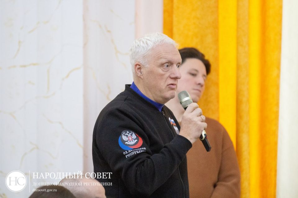 Александр Подгорный: Сегодня в Народном Совете с отчетом о работе Правительства ДНР выступил Председатель Правительства Андрей Геннадьевич Чертков Александр Подгорный: Сегодня в Народном Совете с отчетом о работе Правительства ДНР выступил Председатель Правительства Андрей Геннадьевич Чертков