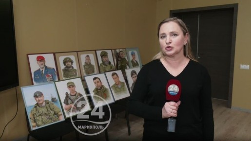 В День Конституции Российской Федерации в Мариуполе прошла выставка картин, посвященная защитникам Отечества