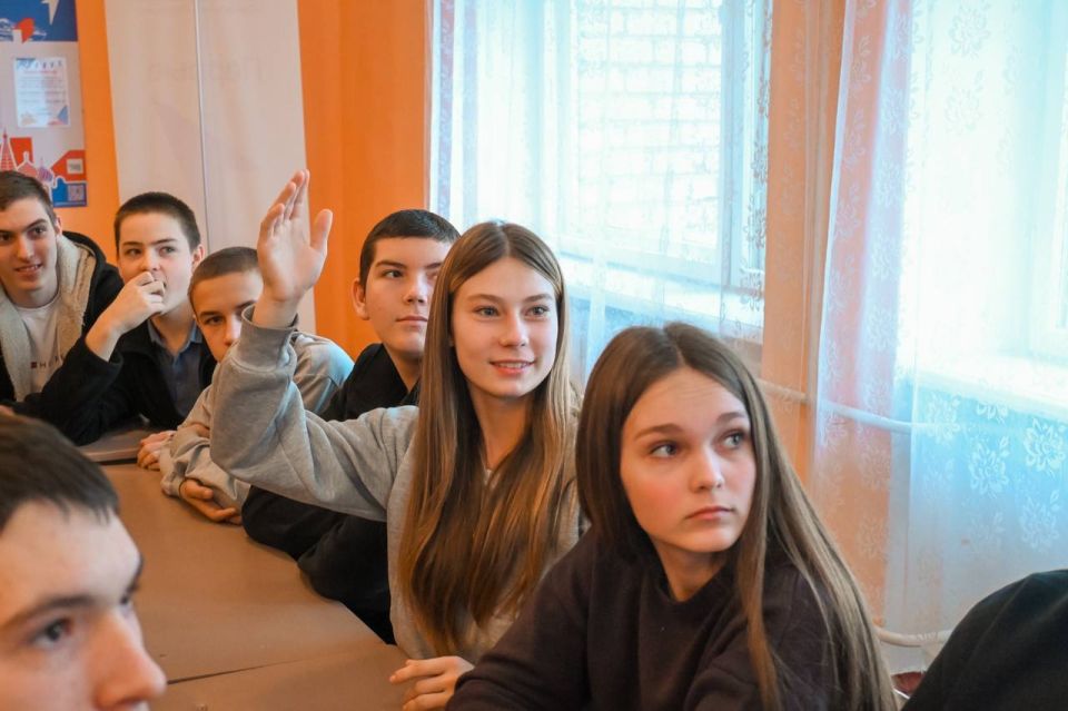 Проверяем знания. Старобешевское отделение МР и МГЕР ДНР провели викторину в Новозарьевской школе совместно с военнослужащими Росгвардии в преддверии Дня Конституции Проверяем знания. Старобешевское отделение МР и МГЕР ДНР провели викторину в Новозарьевской школе совместно с военнослужащими Росгвардии в преддверии Дня Конституции