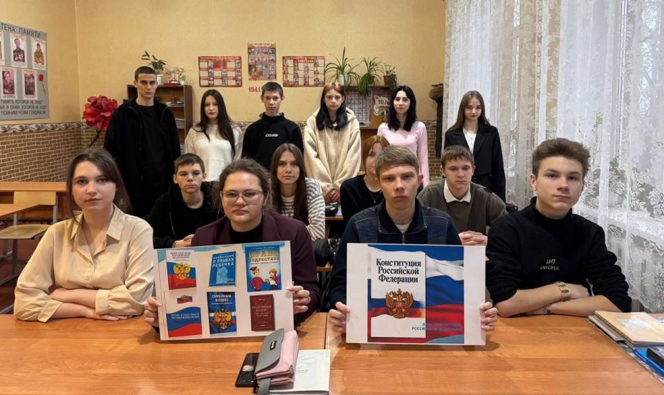 Партийцы Снежного провели тематические занятия, посвященные Дню Конституции РФ Партийцы Снежного провели тематические занятия, посвященные Дню Конституции РФ