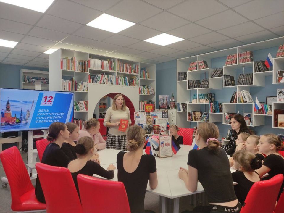 Сегодня, 12 декабря, в День Конституции Российской Федерациии, в клубе села Бирюки был организован информационный урок «Главная книга страны» для участников творческих коллективов Сегодня, 12 декабря, в День Конституции Российской Федерациии, в клубе села Бирюки был организован информационный урок «Главная книга страны» для участников творческих коллективов