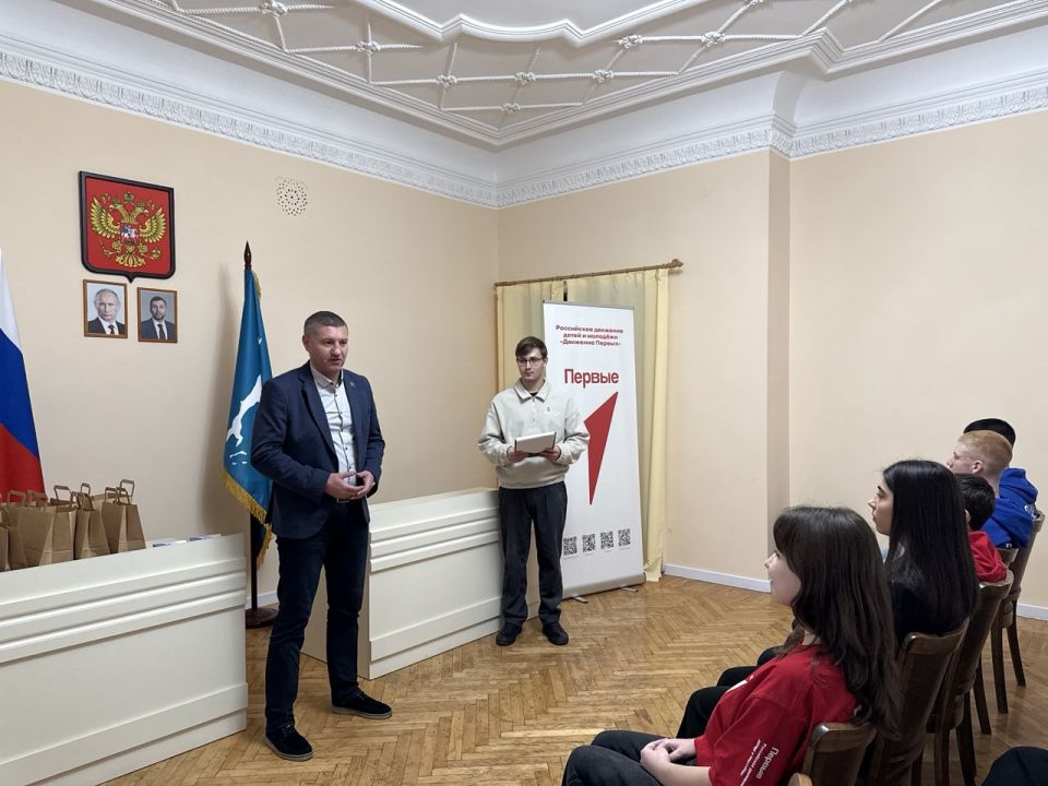 Александр Шатов: В Шахтерске вручили первые паспорта активистам «Первых» Александр Шатов: В Шахтерске вручили первые паспорта активистам «Первых»