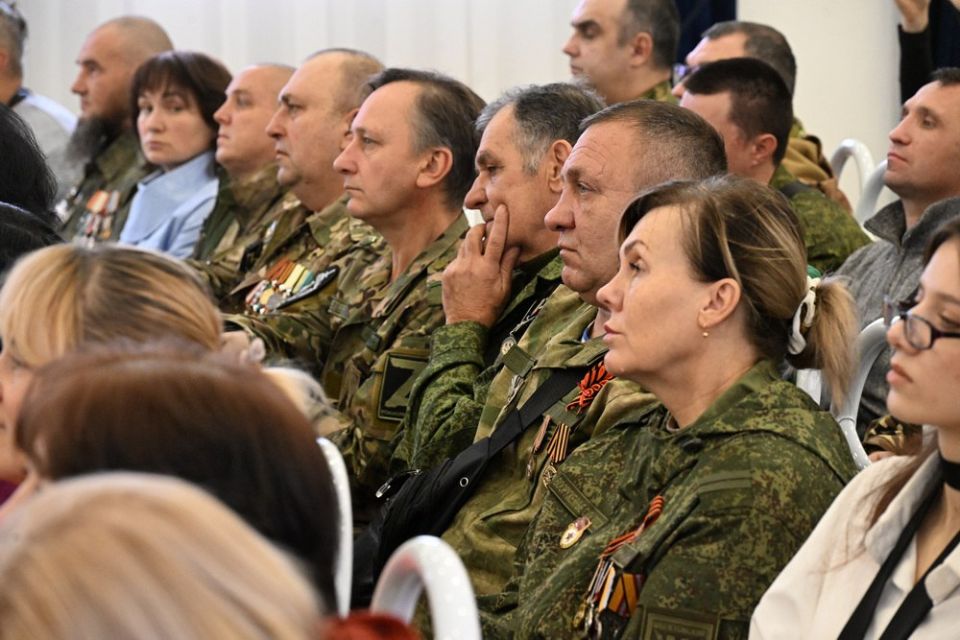 Денис Пушилин: Более пяти тысяч мероприятий и кадровый конкурс «Донбасс. СВОи Герои» провели в Год защитника Отечества, объявленный Президентом России Владимиром Путиным в 2025 году Денис Пушилин: Более пяти тысяч мероприятий и кадровый конкурс «Донбасс. СВОи Герои» провели в Год защитника Отечества, объявленный Президентом России Владимиром Путиным в 2025 году