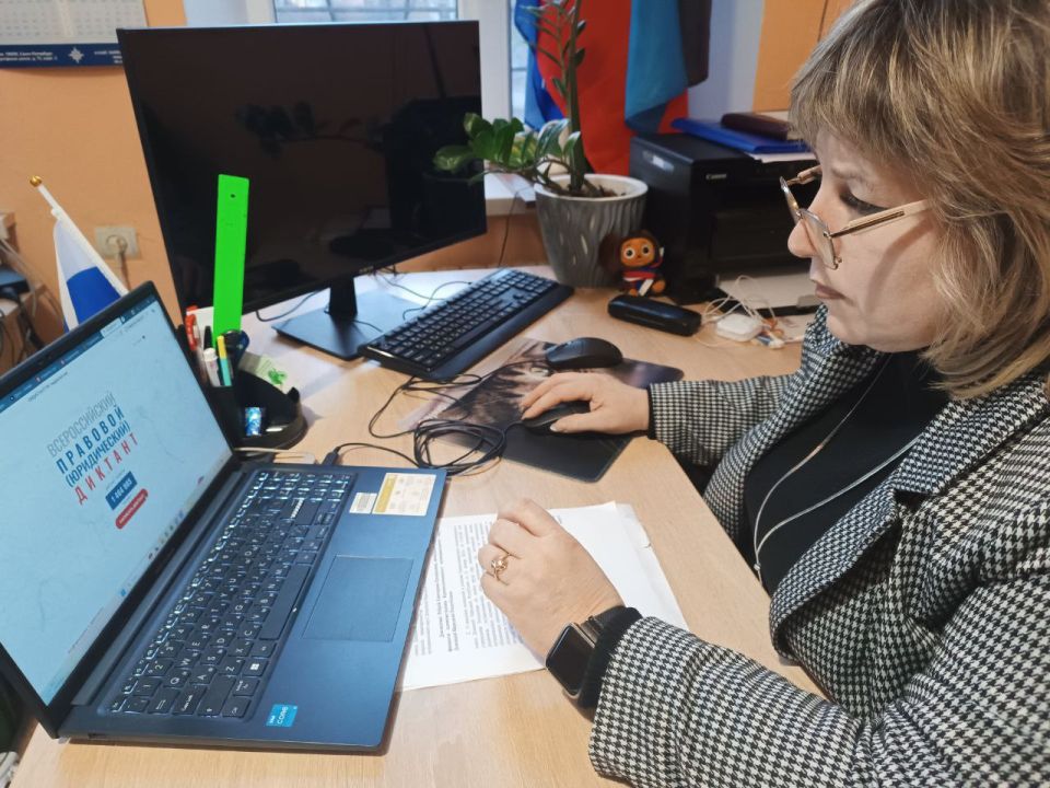 В День Конституции Российской Федерации сотрудники Администрации округа приняли участие в ежегодном Всероссийском правовом диктанте В День Конституции Российской Федерации сотрудники Администрации округа приняли участие в ежегодном Всероссийском правовом диктанте