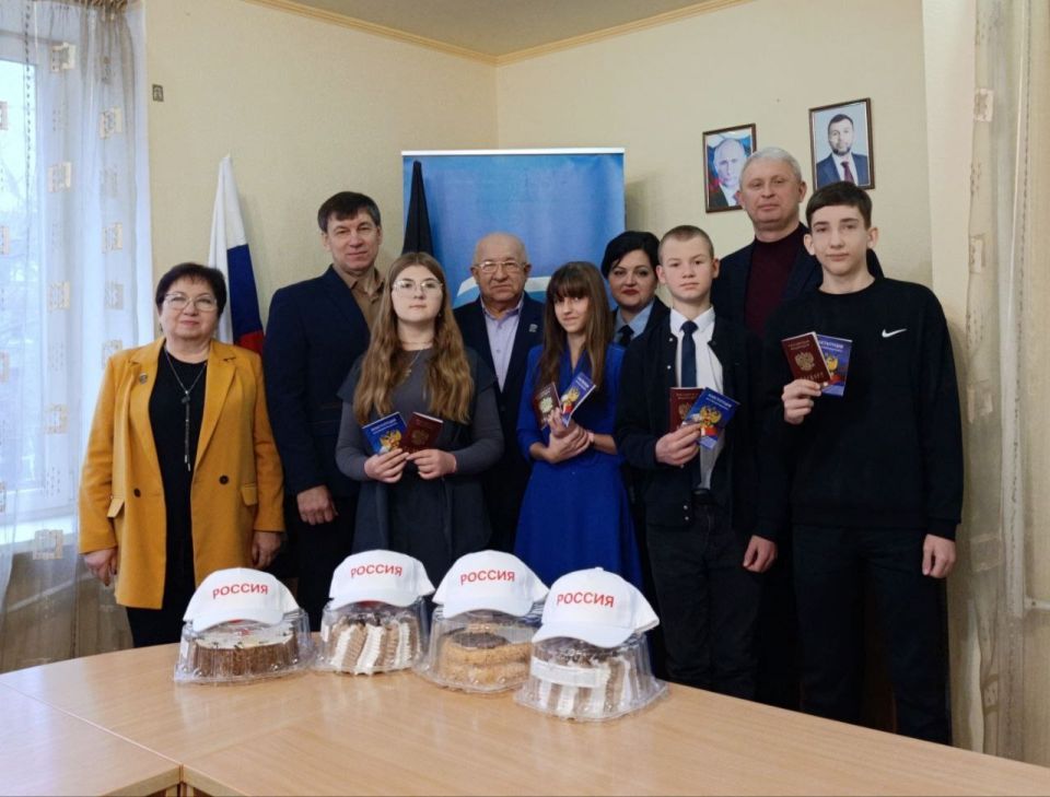 Наталья Бегуненко: В Управе Петровского внутригородского района Администрации г.о. Донецк состоялось мероприятие, приуроченное ко Дню Конституции Российской Федерации Наталья Бегуненко: В Управе Петровского внутригородского района Администрации г.о. Донецк состоялось мероприятие, приуроченное ко Дню Конституции Российской Федерации