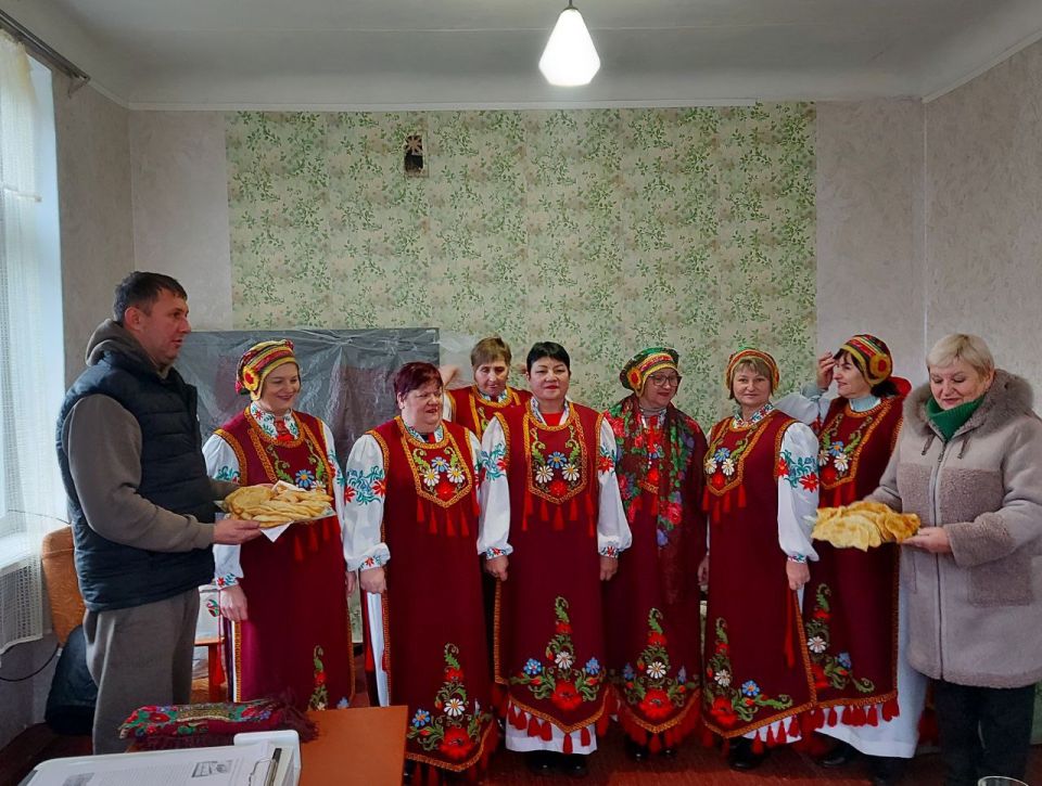 Народный вокальный коллектив "Криница" Михайловского СДК выступил с концертом в селе Старая Ласпа Народный вокальный коллектив "Криница" Михайловского СДК выступил с концертом в селе Старая Ласпа