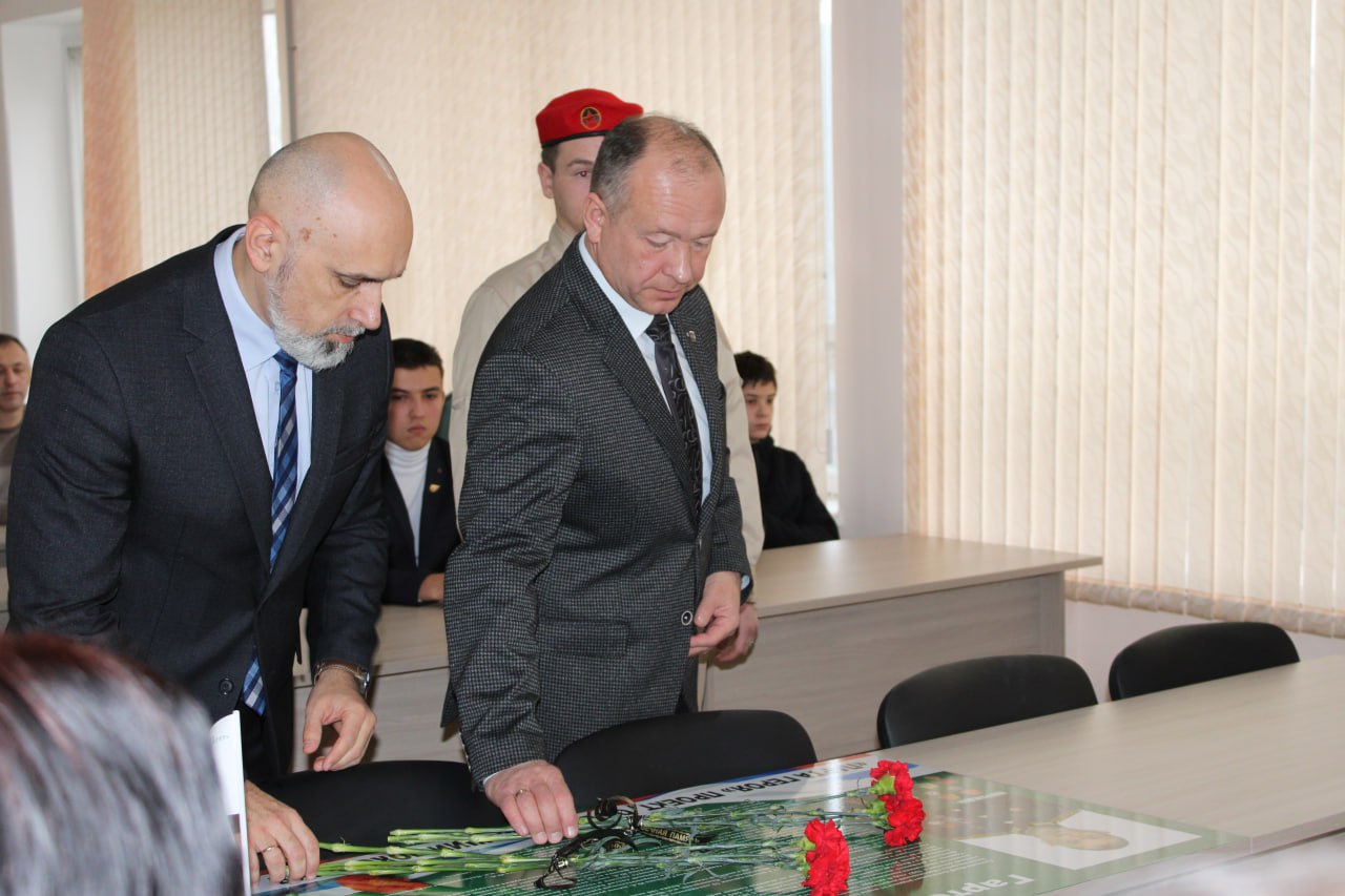 Иван Приходько: В Горловке состоялась торжественная церемония открытия «Парты Героя» Иван Приходько: В Горловке состоялась торжественная церемония открытия «Парты Героя»