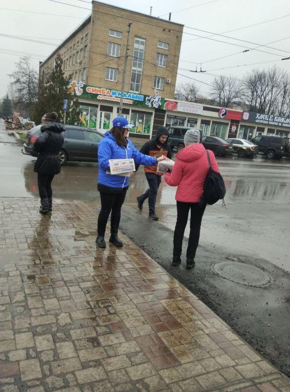 Сегодня, 12 декабря по инициативе Общественного Движения «Донецкая Республика» в Червоногвардейском районе города Макеевки проходит раздача официального печатного издания Общественного Движения «Донецкая Республика» Сегодня, 12 декабря по инициативе Общественного Движения «Донецкая Республика» в Червоногвардейском районе города Макеевки проходит раздача официального печатного издания Общественного Движения «Донецкая Республика»