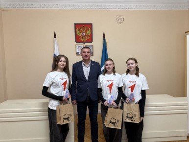 В Шахтерске вручили первые паспорта активистам «Первых»