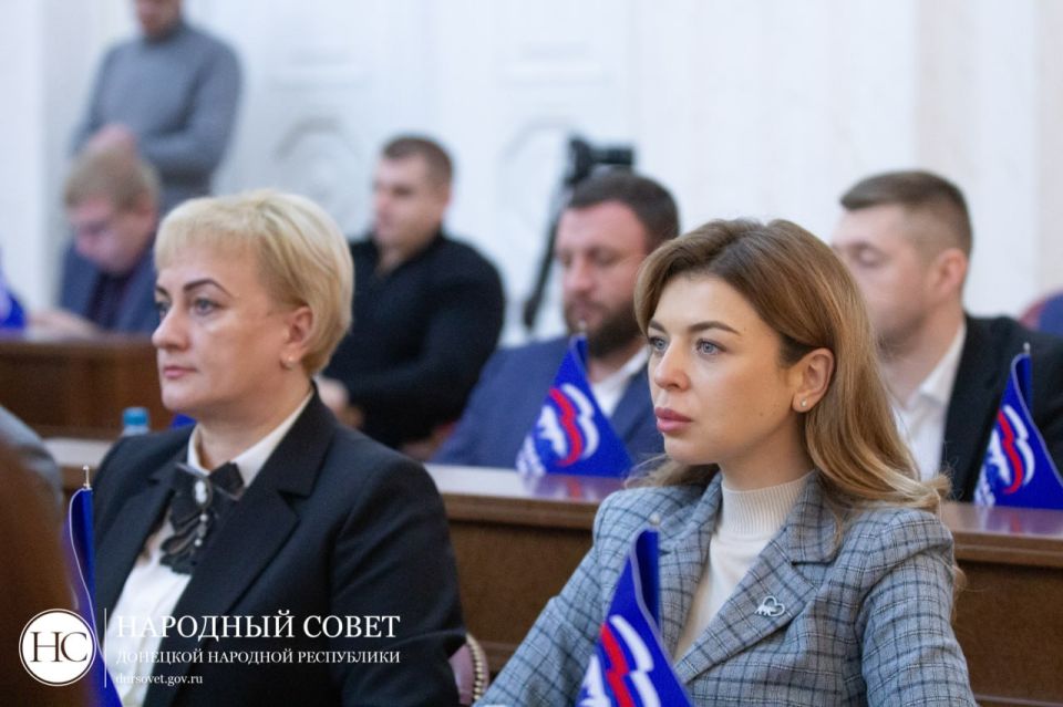 Фоторепортаж: Пленарное заседание Народного Совета ДНР Фоторепортаж: Пленарное заседание Народного Совета ДНР