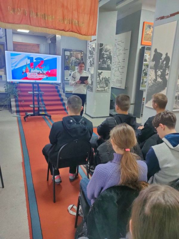 Партийцы Снежного провели тематические занятия, посвященные Дню Конституции РФ Партийцы Снежного провели тематические занятия, посвященные Дню Конституции РФ