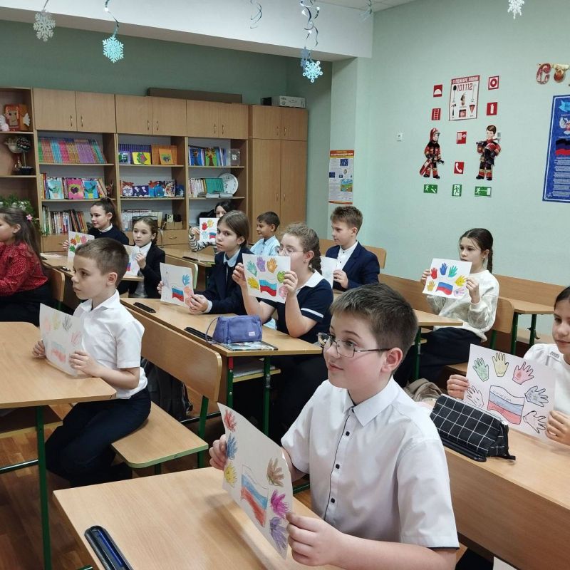Выставка рисунков в Тельмановской гимназии: "Мы дети твои, Россия" Выставка рисунков в Тельмановской гимназии: "Мы дети твои, Россия"