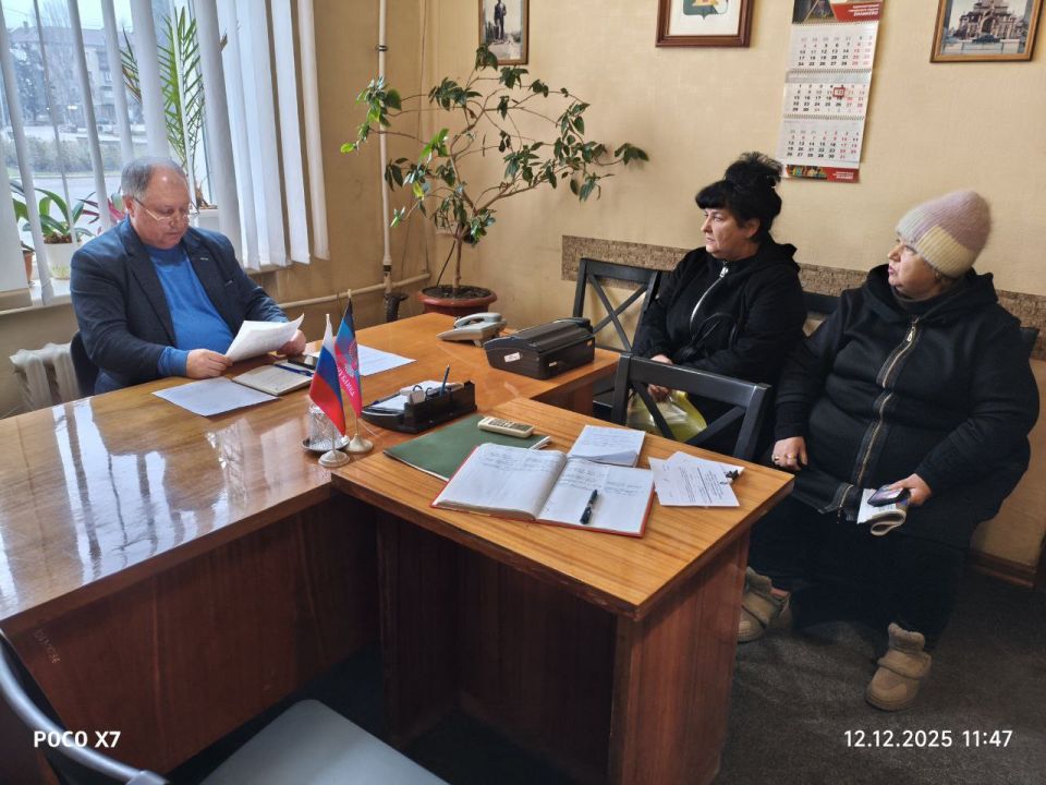 Игорь Мартынов: Личный прием граждан. 12 декабря в администрации городского округа Енакиево состоялся личный прием граждан заместителем главы администрации муниципального образования городского округа Енакиево Сергеем Божиком Игорь Мартынов: Личный прием граждан. 12 декабря в администрации городского округа Енакиево состоялся личный прием граждан заместителем главы администрации муниципального образования городского округа Енакиево Сергеем Божиком