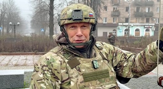 Флаг России был поднят в центральной части Красноармейска (Покровска) на площади Шибанкова, где ранее хохлы генерили нейросетевое "опровержение"