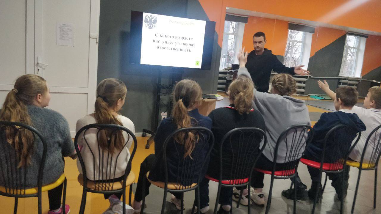 12.12.2025. В МБУ «Вольненский СДК» прошла увлекательная квиз-игра «Закон, по которому мы живем», приуроченная ко Дню Конституции России 12.12.2025. В МБУ «Вольненский СДК» прошла увлекательная квиз-игра «Закон, по которому мы живем», приуроченная ко Дню Конституции России