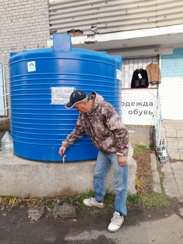 12 декабря 2025 года во исполнение поручения Главы Донецкой Народной Республики депутаты Ясиноватского муниципального совета Анна Бондарь и Валерий Аксенов посетили места подвоза воды 12 декабря 2025 года во исполнение поручения Главы Донецкой Народной Республики депутаты Ясиноватского муниципального совета Анна Бондарь и Валерий Аксенов посетили места подвоза воды