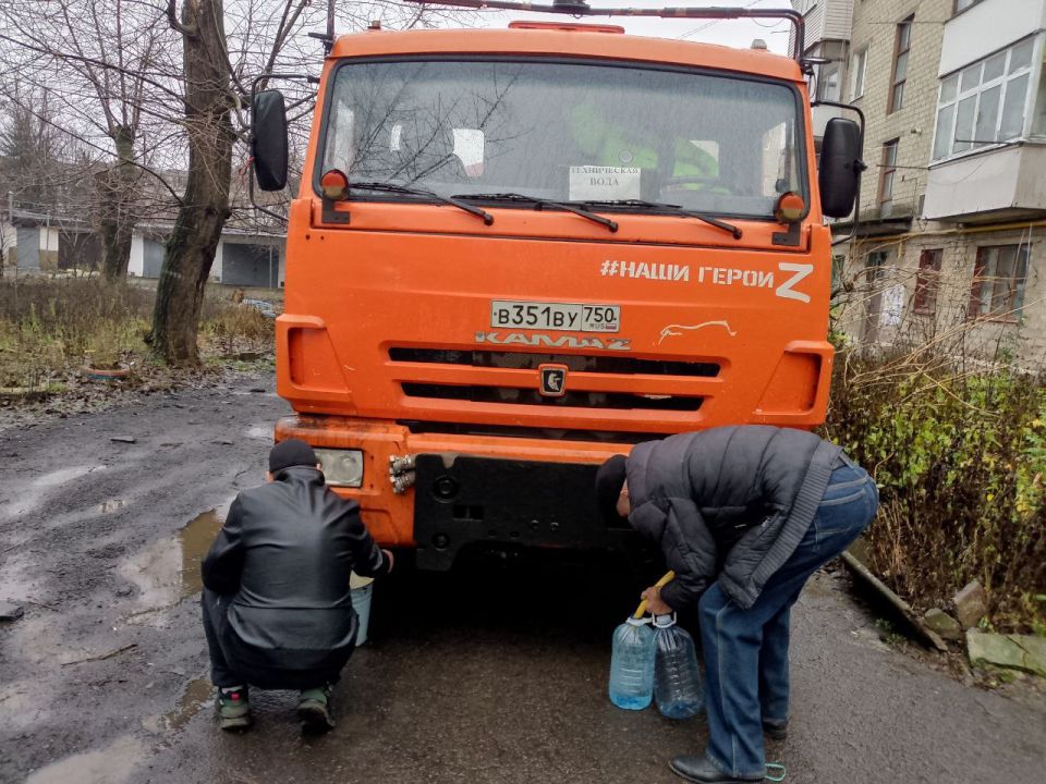 Сегодня, 12 декабря,в Кировском внутригородском районе, согласно поступившим заявкам, был организован подвоз воды для жителей домов, в которые в установленный графиком день не поступила вода Сегодня, 12 декабря,в Кировском внутригородском районе, согласно поступившим заявкам, был организован подвоз воды для жителей домов, в которые в установленный графиком день не поступила вода