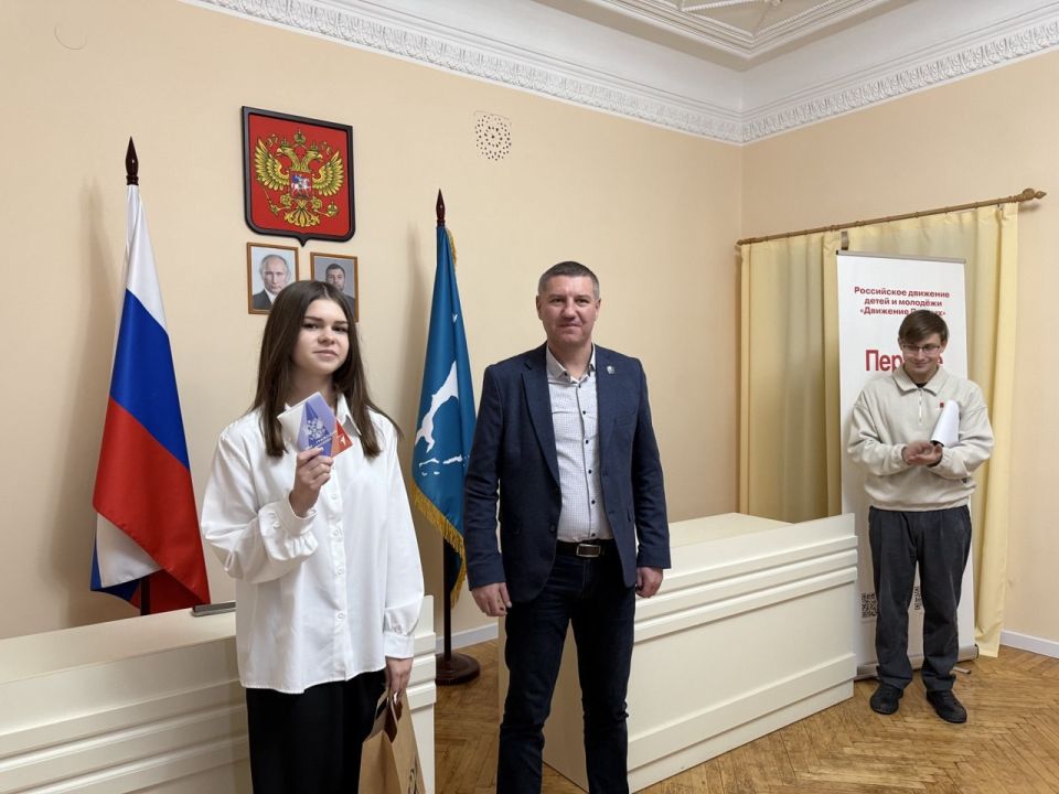 Александр Шатов: В Шахтерске вручили первые паспорта активистам «Первых» Александр Шатов: В Шахтерске вручили первые паспорта активистам «Первых»