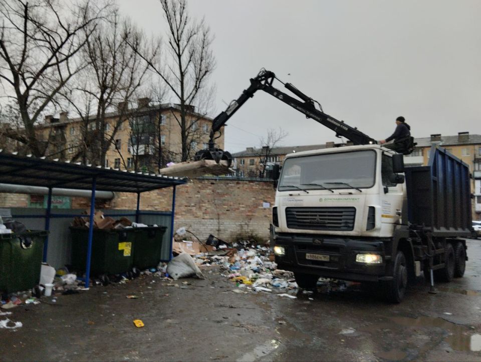 Сегодня, 12 декабря с целью приведения территории в надлежащее санитарное состояние выполнены работы по вывозу крупногабаритных накоплений мусора на контейнерных площадках по адресам: ул. Парижской Коммуны, д. 1; ул.... Сегодня, 12 декабря с целью приведения территории в надлежащее санитарное состояние выполнены работы по вывозу крупногабаритных накоплений мусора на контейнерных площадках по адресам: ул. Парижской Коммуны, д. 1; ул....