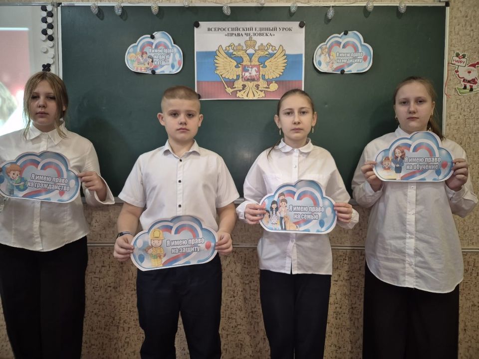 В школах Ждановки отметили День Конституции В школах Ждановки отметили День Конституции