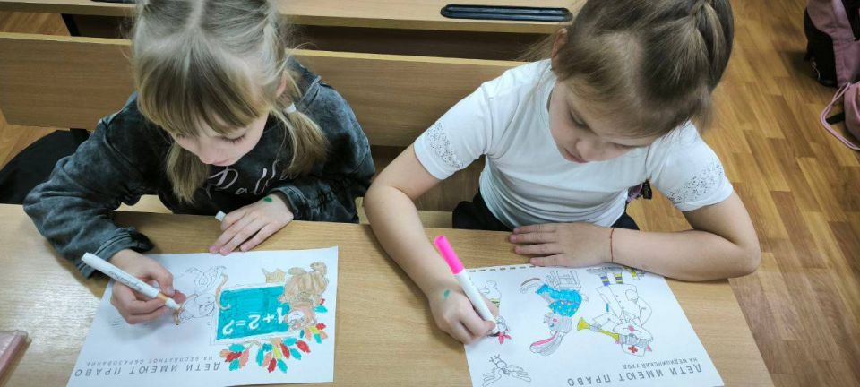 Выставка рисунков в Тельмановской гимназии: "Мы дети твои, Россия" Выставка рисунков в Тельмановской гимназии: "Мы дети твои, Россия"