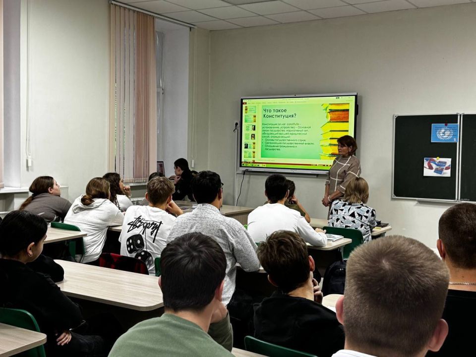 Партийцы Снежного провели тематические занятия, посвященные Дню Конституции РФ Партийцы Снежного провели тематические занятия, посвященные Дню Конституции РФ