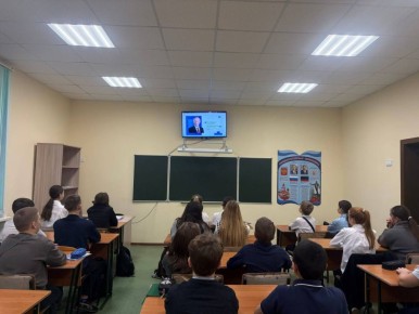 Партийцы Снежного провели тематические занятия, посвященные Дню Конституции РФ