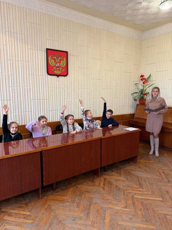 Путешествие в страну Законию: в Донецке прошла познавательная викторина ко Дню Конституции России Путешествие в страну Законию: в Донецке прошла познавательная викторина ко Дню Конституции России