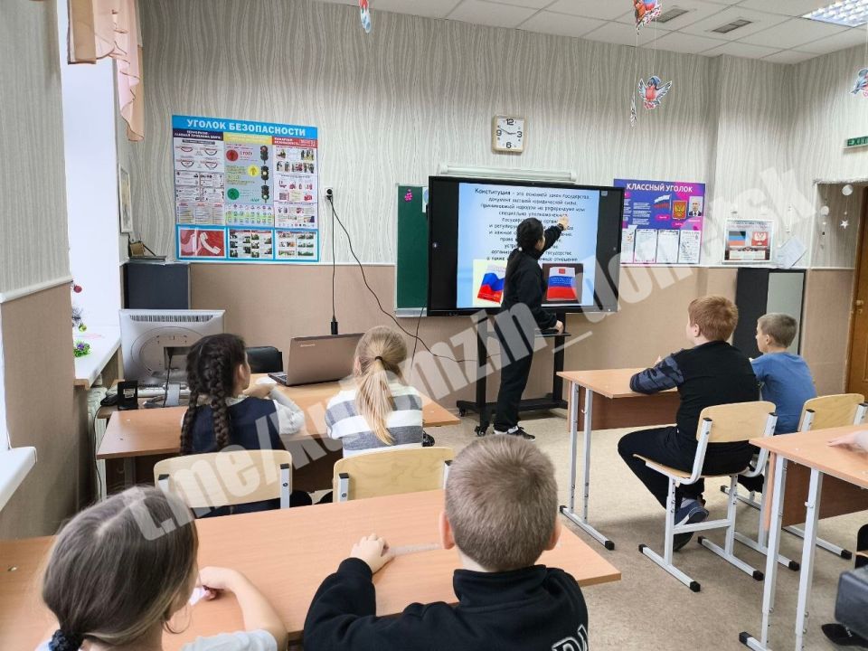 В День Конституции Российской Федерации в школах Донецка прошли единые уроки «Права человека», классные часы, лекции, диспуты, тематические квесты, игры, викторины и выставки В День Конституции Российской Федерации в школах Донецка прошли единые уроки «Права человека», классные часы, лекции, диспуты, тематические квесты, игры, викторины и выставки