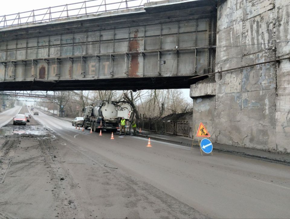 Во избежание скопления талых и дождевых вод на проезжей части дороги по ул. Металлургической в районе путепровода были проведены мероприятия по восстановлению надлежащей работоспособности ливневой канализации Во избежание скопления талых и дождевых вод на проезжей части дороги по ул. Металлургической в районе путепровода были проведены мероприятия по восстановлению надлежащей работоспособности ливневой канализации