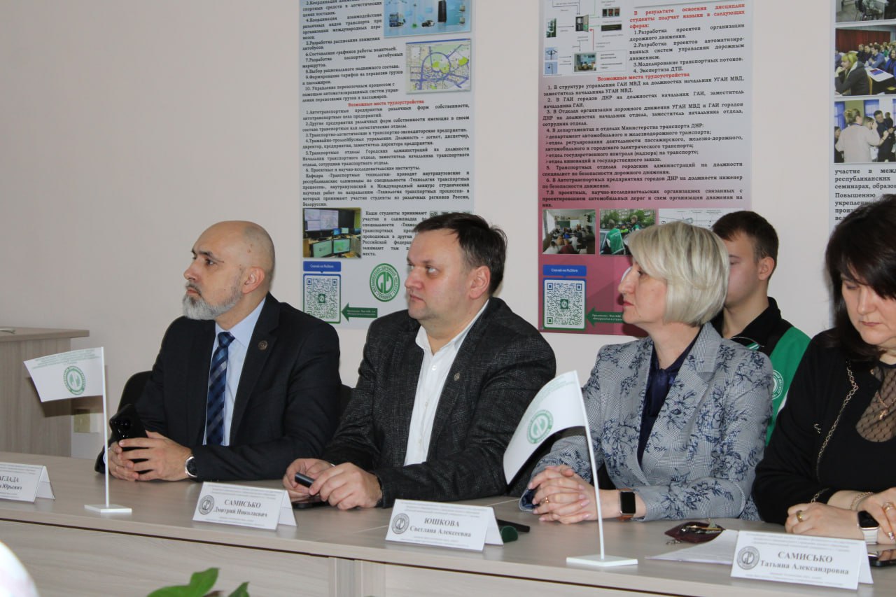 Иван Приходько: В Горловке состоялась торжественная церемония открытия «Парты Героя» Иван Приходько: В Горловке состоялась торжественная церемония открытия «Парты Героя»