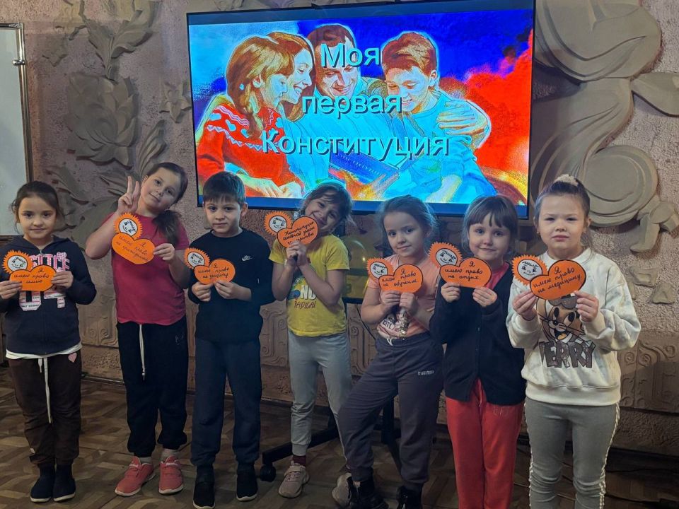 Иван Приходько: В Никитовском внутригородском районе городе Горловка прошло мероприятие «Моя первая Конституция» Иван Приходько: В Никитовском внутригородском районе городе Горловка прошло мероприятие «Моя первая Конституция»