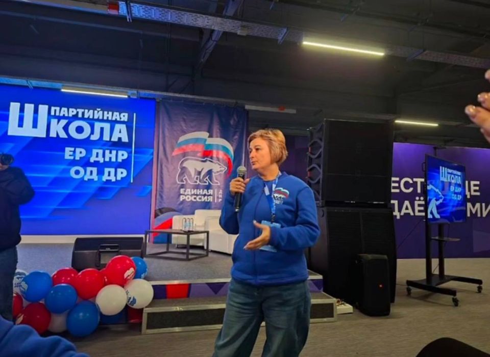 На форуме муниципальных депутатов и секретарей первичных отделений Единой России команда местного отделения Снежного показала командный дух, единство и стойкость На форуме муниципальных депутатов и секретарей первичных отделений Единой России команда местного отделения Снежного показала командный дух, единство и стойкость