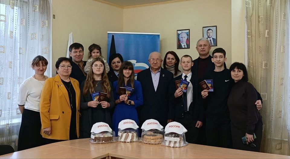 Наталья Бегуненко: В Управе Петровского внутригородского района Администрации г.о. Донецк состоялось мероприятие, приуроченное ко Дню Конституции Российской Федерации Наталья Бегуненко: В Управе Петровского внутригородского района Администрации г.о. Донецк состоялось мероприятие, приуроченное ко Дню Конституции Российской Федерации