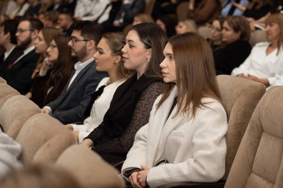 «Комсомолка» получила благодарность за вклад в молодежную политику ДНР «Комсомолка» получила благодарность за вклад в молодежную политику ДНР